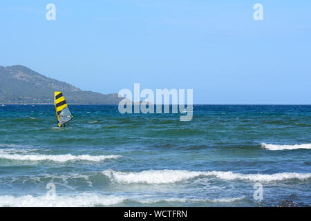 Die Bucht von Alcudia mit kristallklarem Wasser im nördlichen Teil von Mallorca. Spanien Stockfoto