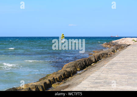 Die Bucht von Alcudia mit kristallklarem Wasser im nördlichen Teil von Mallorca. Spanien Stockfoto