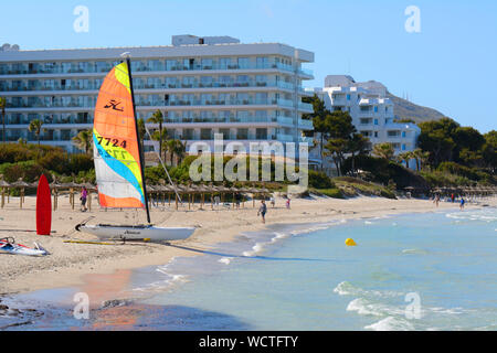 Mallorca, Spanien - 11. Mai 2019: Segelboote am Sandstrand von Alcudia Stockfoto