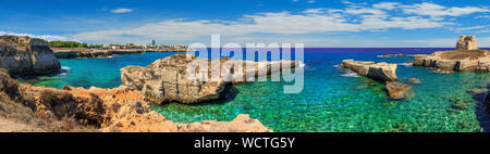 Der schönsten Küste von Apulien: Roca Vecchia, ITALIEN (Lecce). Typische seascape des Salento: Felsen und Ruinen der antiken Wachturm an der Küste. Stockfoto