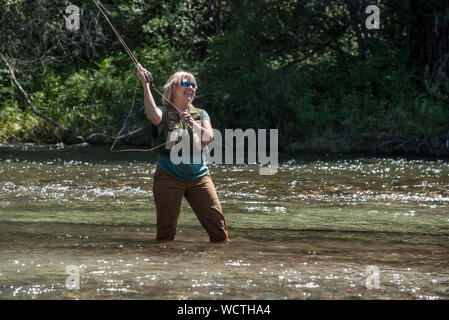 Frau Angeln in Minam Fluss, Wallowa Mountains, Oregon. Stockfoto