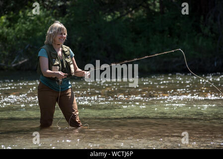 Frau Angeln in Minam Fluss, Wallowa Mountains, Oregon. Stockfoto