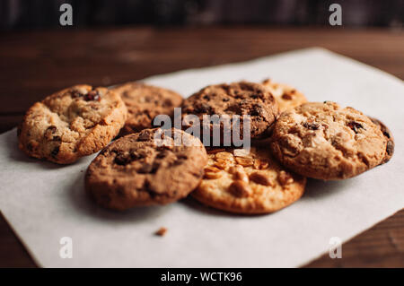 Schokolade Cookies auf Holztisch. Chocolate Chip Cookies erschossen. Hausgemachte Speisen auf hölzernen Hintergrund Stockfoto