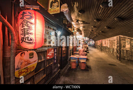 Nachtansicht der Yuraku Concourse Unterführung unter der Bahnlinie der Station Yurakucho. Japanische Nudeln Stände und Bars willen beleben die nostalgi Stockfoto