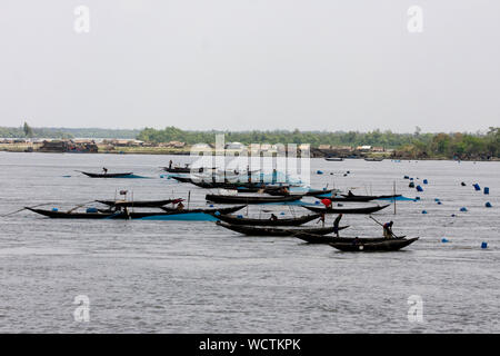 Fischerboote auf dem Poshur River bei Mongla, der Eingang der Sundarbans. Ein UNESCO-Weltkulturerbe, ist die größte littoral Mangrovenwald der Welt. Die Gegend ist für seine große Auswahl an Fauna bekannt, darunter 260 Vogelarten, der Royal Bengal Tiger und andere bedrohte Arten wie der mündungs- Krokodil und die indische Python. Khulna, Bangladesh. 28. März 2009. Stockfoto