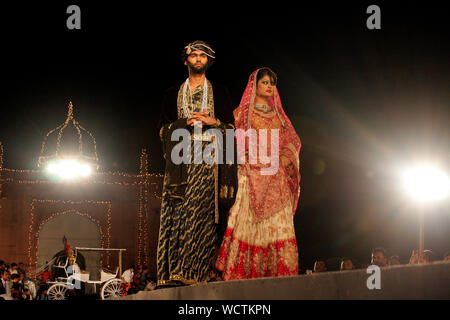 Modelle auf Catwalk auf einer Modenschau im Lalbagh Fort, von Dhaka, der Industrie- und Handelskammer (DCCI) Kennzeichnung sein 50-jähriges Jubiläum organisiert. Dhaka, Bangladesch. 31. Oktober 2009. Stockfoto