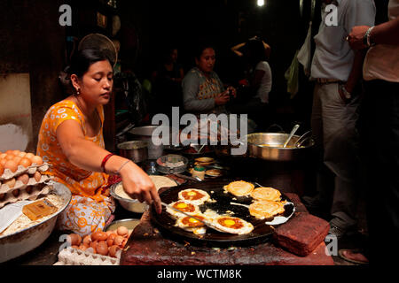 Ein Restaurant in Patan, auch als Lalitpur (Stadt der Schönheit), Nepal bekannt. 2010. Patan ist eine Stadt der buddhistischen Monumenten, Hindu Tempel und exquisiten Holzschnitzereien. Stockfoto