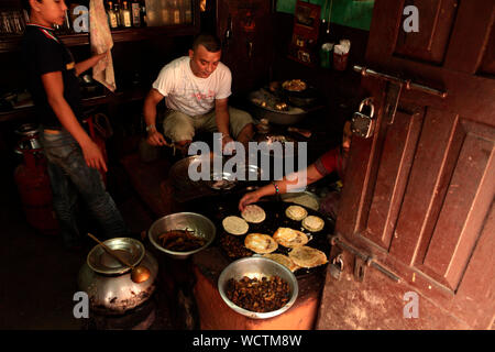 Ein Restaurant in Patan, auch als Lalitpur (Stadt der Schönheit), Nepal bekannt. 2010. Patan ist eine Stadt der buddhistischen Monumenten, Hindu Tempel und exquisiten Holzschnitzereien. Stockfoto