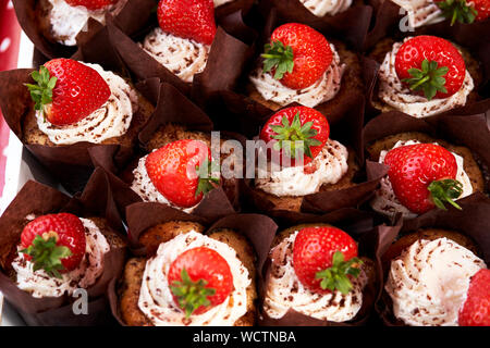 Foto von Erdbeeren und Sahne muffin am Marktstand. Stockfoto