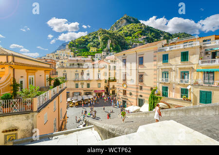 Berg und Blick auf die Stadt von oben an der Treppe der Dom von Amalfi an der Amalfi Küste Italiens mit dem Hilltop Torre dello Ziro fort in Aussicht Stockfoto