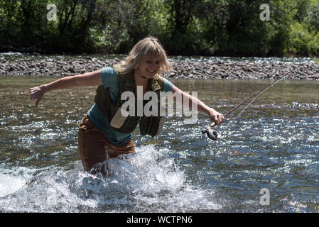 Fischerin Waten in der minam Fluss, Wallowa Mountains, Oregon. Stockfoto