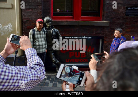 Touristen selfies unter Berücksichtigung von John Lennon Statue in der Nähe der Cavern Club auf der Mathew Street, Liverpool, Großbritannien. Stockfoto