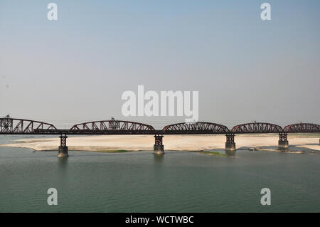 Die 1,8 km lange Hardinge Brücke über den Fluss Padma, Dhaka - Kolkata Bahnstrecke. Die Brücke verbindet Pakshi und Bheramara Stationen auf Breitspur Eisenbahn, aus dem südwestlichen Division von Khulna zu Parbatipur im nördlichen Bereich der Rangpur. Die Brücke wurde 1912 von dem britischen Ingenieur Sir Robert Gailes erbaut und nach Herrn Hardinge, der Vizekönig von Indien von 1910 bis 1916 benannt. Pakshi, Pabna, Bangladesch. 18. Oktober 2009. Stockfoto