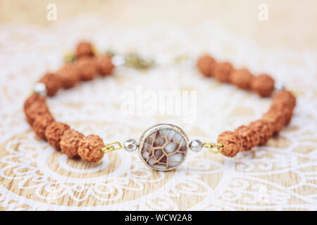 Mutter Pearl natürliche Perle rudraksha Samen Armband auf dekorativen Hintergrund Stockfoto