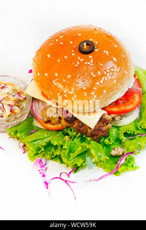 Groß Burger Pastetchen aus Rinderhack mit Salatblatt und Krautsalat Salat. Stockfoto