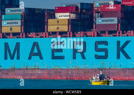 Maersk Line Containerschiff - Harwich Harbour Ferry passiert ein Maersk Containerschiff in den Hafen von Felixstowe in Ostengland. Stockfoto