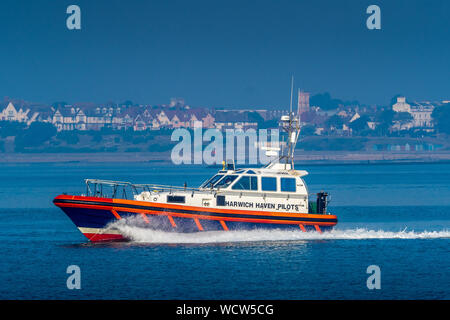 Harwich Haven Piloten Boat - Harwich und Felixstowe Port Piloten Boote fahren aus, um einen Piloten an ein ankommendes Containerschiff zu liefern Stockfoto