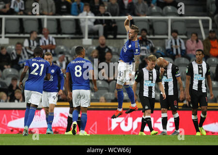 Newcastle upon Tyne, Großbritannien. 28. Aug 2019. James Maddison von Leicester City feiert nach ihrem ersten Ziel zählen während der carabao Pokalspiel zwischen dem Newcastle United und Leicester City im St. James's Park, Newcastle Mittwoch, 28. August 2019. (Credit: Mark Fletcher | MI Nachrichten) Credit: MI Nachrichten & Sport/Alamy leben Nachrichten Stockfoto