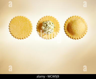 Italienische traditionelle hausgemachte frische Ravioli mit Spinat und Ricotta Stockfoto