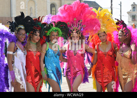 LE MANS, Frankreich - 22 April 2017: Festival Europa Jazz die Frau Tänzer in der Karibik glänzendes Kleid Stockfoto