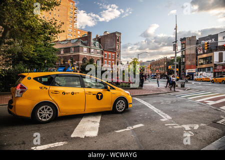 NEW YORK CITY - 24. AUGUST 2019: Street Scene für Greenwich Village, West Village in Manhattan mit Autos, Menschen und Taxis. Stockfoto