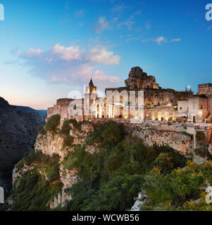 Italien. Matera, Panoramablick auf den Sasso Caveoso mit der Kirche von St. Peter Caveoso und den Felsen Kirche Santa Maria de Idris. Stockfoto