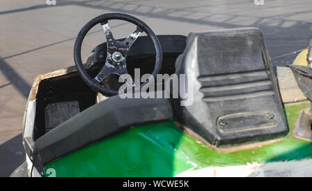 Stoßfänger mit dem Auto von einem alten, verlassenen Vergnügungspark "Luna Park" in Aretsou Stadtteil von Thessaloniki, Griechenland Stockfoto