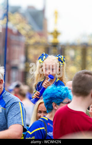 Warrington Wolves die Koralle Challlenge Cup zurück home-Downs Mädchen mit Horn auf Mütter Schultern Stockfoto