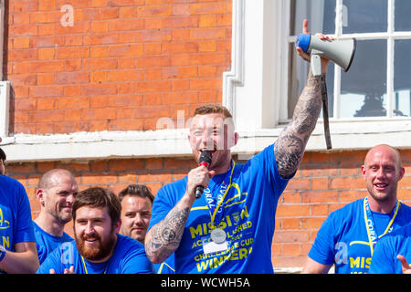 Warrington Wolves die Koralle Challlenge Cup zurück nach Hause zu bringen - Josh Charnley singt den Fans Stockfoto