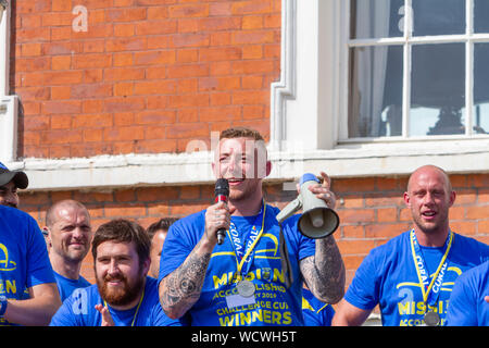 Warrington Wolves die Koralle Challlenge Cup zurück nach Hause zu bringen - Josh Charnley singt den Fans Stockfoto