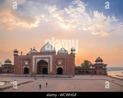 Die westliche Moschee, mit Blick auf den Taj Mahal, Agra, Uttar Pradesh, Indien, Asien Stockfoto