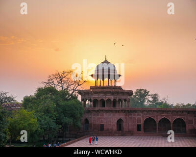 Die westliche Moschee, mit Blick auf den Taj Mahal, Agra, Uttar Pradesh, Indien, Asien Stockfoto