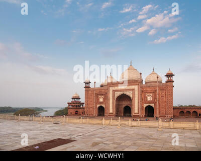 Die westliche Moschee, mit Blick auf den Taj Mahal, Agra, Uttar Pradesh, Indien, Asien Stockfoto