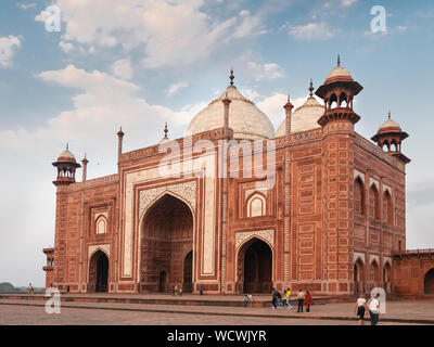 Die westliche Moschee, mit Blick auf den Taj Mahal, Agra, Uttar Pradesh, Indien, Asien Stockfoto