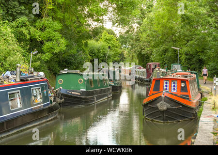 BATH, ENGLAND - Juli 2019: schmale Boote auf dem Somerset Kohle Canal in der Nähe der Stadt Bath günstig Stockfoto