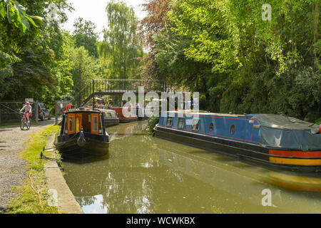 BATH, ENGLAND - Juli 2019: schmale Boote auf dem Somerset Kohle Canal in der Nähe der Stadt Bath günstig Stockfoto