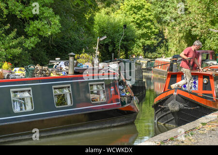 BATH, ENGLAND - Juli 2019: Person ziehen an einem Seil über einem Boot beim an einem schmalen Boot auf dem Somerset Kohle Canal in der Nähe der Stadt Bath Stockfoto