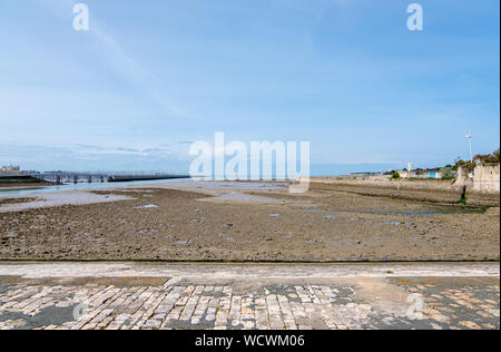 La Rochelle, Frankreich - Mai 07, 2019: Damm außerhalb des Alten Hafen in La Rochelle, Frankreich Stockfoto