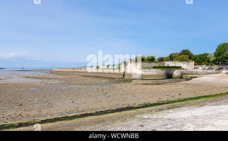 La Rochelle, Frankreich - Mai 07, 2019: Damm außerhalb des Alten Hafen in La Rochelle, Frankreich Stockfoto