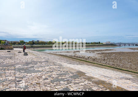 La Rochelle, Frankreich - Mai 07, 2019: Damm außerhalb des Alten Hafen in La Rochelle, Frankreich Stockfoto