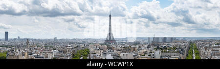 Große Panoramafenster Stadtbild von Paris, Frankreich, mit dem Eiffelturm zentriert in das Bild unter einem dramatischen bewölkten Himmel. Stockfoto