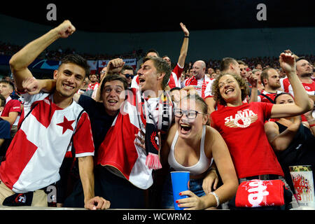 Sinobo Stadium, Prag. 28 Aug, 2019. Fans von Slavia in Aktion während der Fußball Champions League 4.Vorrunde Rückspiel: Slavia Prag vs Cluj-Napoca in Sinobo Stadion, Prag, Tschechische Republik, 28. August 2019. Credit: Katerina Sulova/CTK Photo/Alamy leben Nachrichten Stockfoto