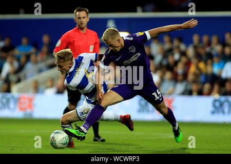 London, Großbritannien. 28 Aug, 2019. Matthew Smith von Queens Park Rangers (L) ist verschmutzt von Ross McCrorie von Portsmouth (R). Carabao Schale, EFL Cup 2. Runde übereinstimmen, Queens Park Rangers v Portsmouth an der Kiyan Prinz Stiftung Stadium, Loftus Road in London am Mittwoch, den 28. August 2019. Dieses Bild dürfen nur für redaktionelle Zwecke verwendet werden. Nur die redaktionelle Nutzung, eine Lizenz für die gewerbliche Nutzung erforderlich. Keine Verwendung in Wetten, Spiele oder einer einzelnen Verein/Liga/player Publikationen. pic von Steffan Bowen/Andrew Orchard sport Fotografie/Alamy Live news Credit: Andrew Orchard sport Fotografie/Alamy leben Nachrichten Stockfoto