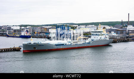 Göteborg, Schweden - 16. MAI 2017: Der Tanker Schiff Ternsund ist in der Nähe von Lagertanks in Göteborg Hafen angedockt. Stockfoto