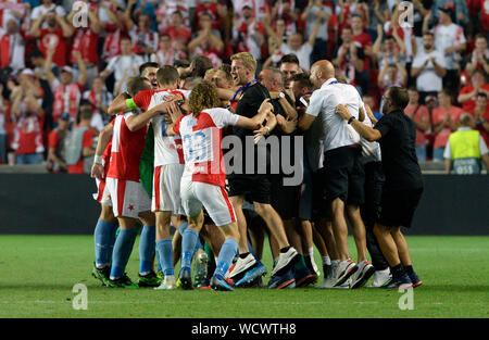 Sinobo Stadium, Prag. 28 Aug, 2019. Fußball-Spieler von Slavia Prag (Team) feiern einen Sieg nach der Fußball Champions League 4.Vorrunde Rückspiel: Slavia Prag vs Cluj-Napoca in Sinobo Stadion, Prag, Tschechische Republik, 28. August 2019. Credit: Katerina Sulova/CTK Photo/Alamy leben Nachrichten Stockfoto