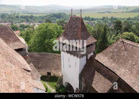 Terrakotta Dächer der Kirche, Turm und Mauern der Wehrkirche in Viscri, Siebenbürgen, Rumänien Stockfoto