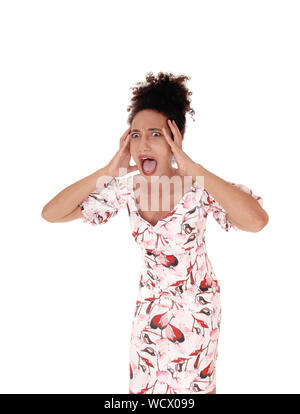 Eine reizende junge multi Rasse Frau, die in einem Sommer Kleid mit ihre Hand auf das offene Münder und schreien ihre Lungen von, isoliert für Weiße backgroun Stockfoto
