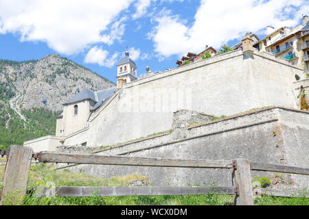 Die historische Stadt Briancon, französische Stadt im Departement Hautes-Alpen, an einem sonnigen Tag Stockfoto