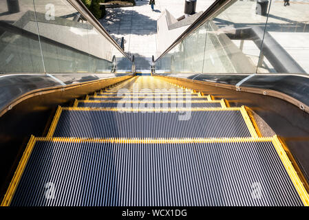 Darstellung der Schritte eines im öffentlichen Rolltreppe in einem Geschäftsviertel an einem sonnigen Tag Stockfoto