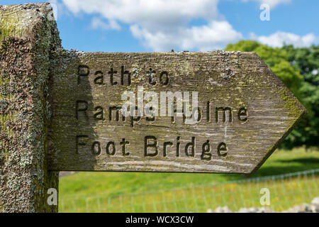 Fußweg zu Rampen Holme Brücke über den Fluss Swale in Swaledale, North Yorkshire Stockfoto